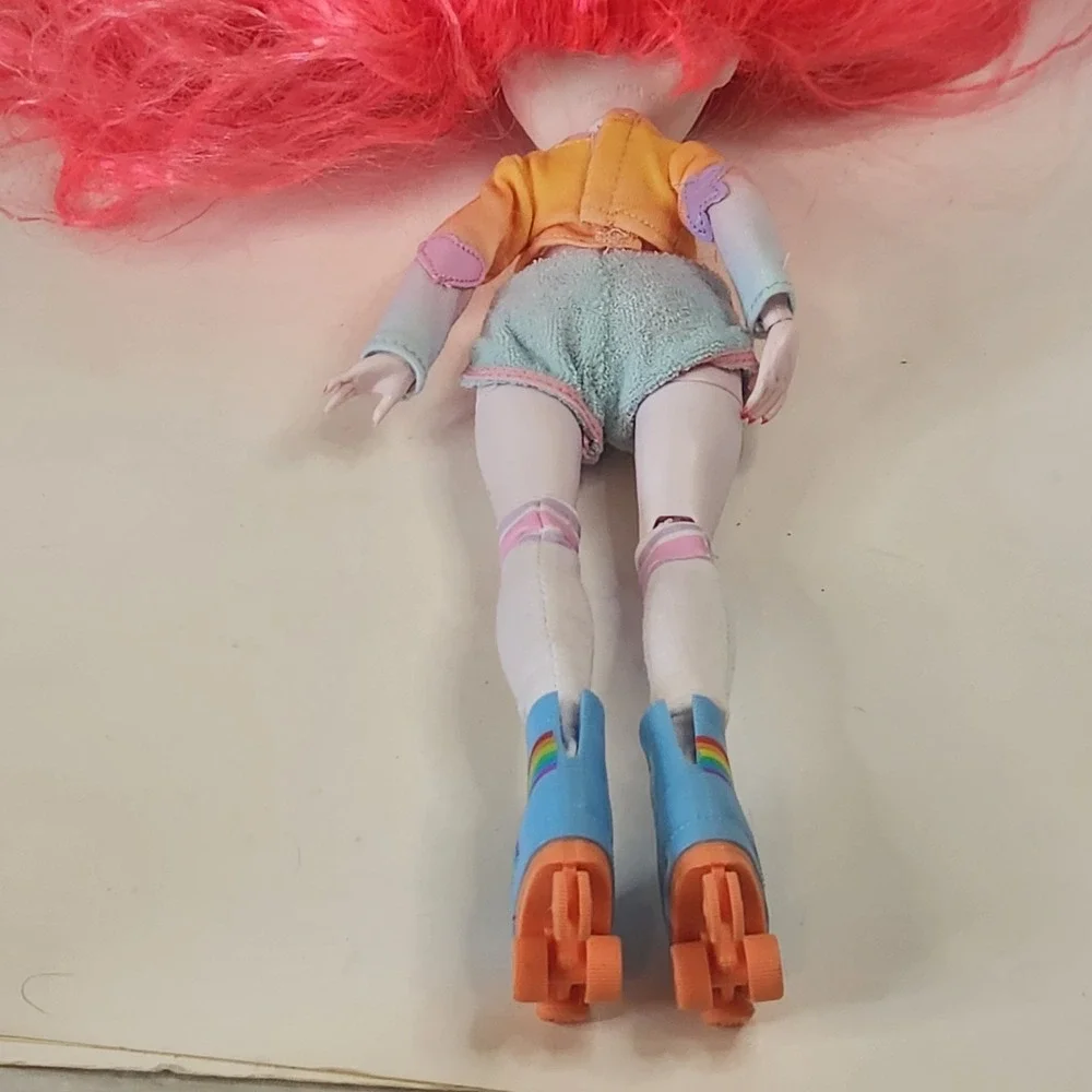 Rainbow High Priscilla Perez Doll Pink Hair Mismatched Simone Outfit Skates